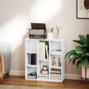 Weißes HOMCOM Bücherregal/Standregal mit 8 Fächern, gefüllt mit Büchern und Deko, im Wohnzimmer. Modernes Aufbewahrungsregal.