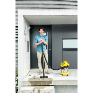 Kärcher Akku-Mehrzwecksauger WD 3 Battery Premium Set mit Mann beim Saugen von Glasscherben.