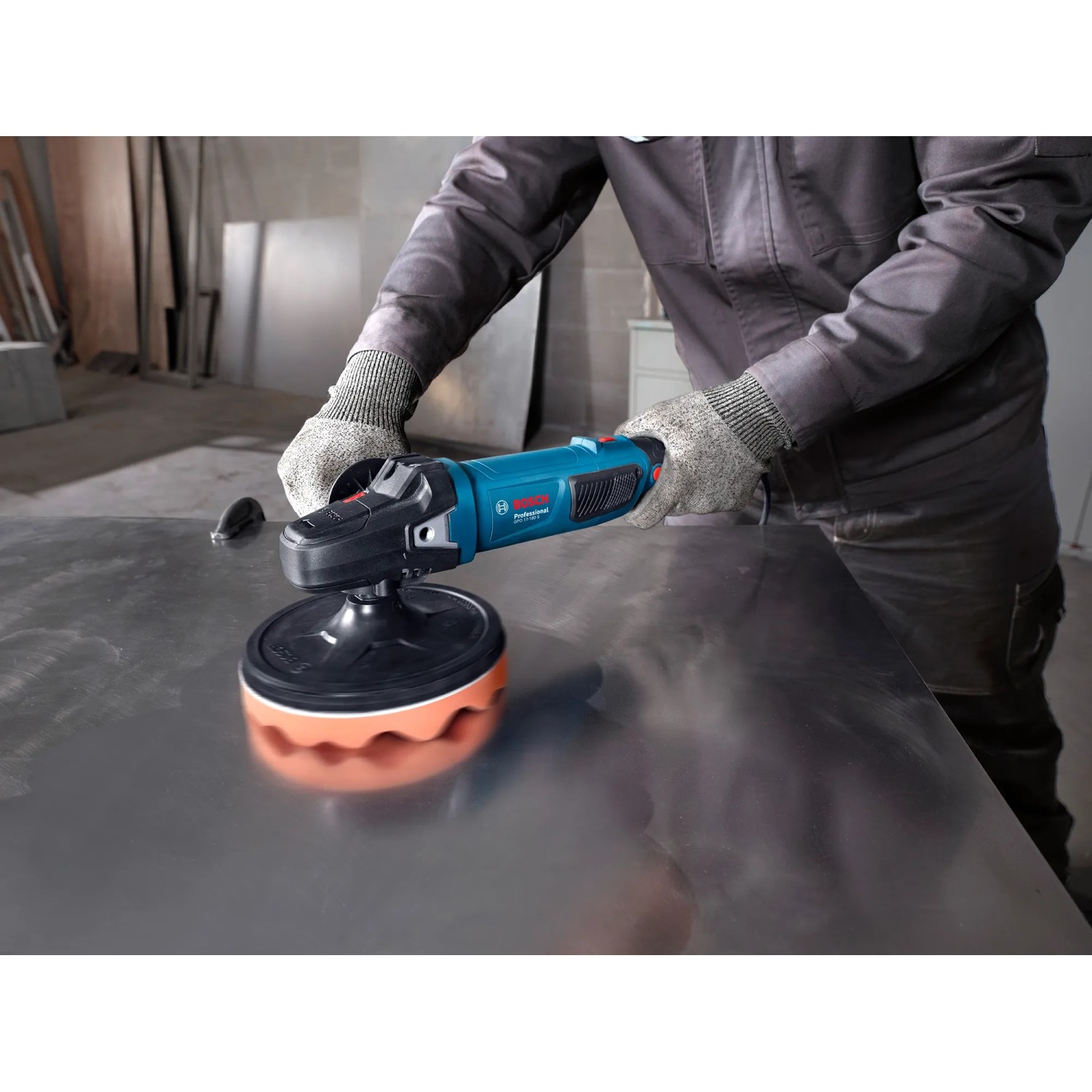 Bosch Professional GPO 11-180 S Polierer in Aktion auf Metalloberfläche.