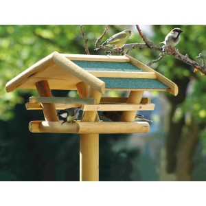 Dobar Vogelfutterhaus mit Ständer, Holz, Bitumendach und Vögeln.