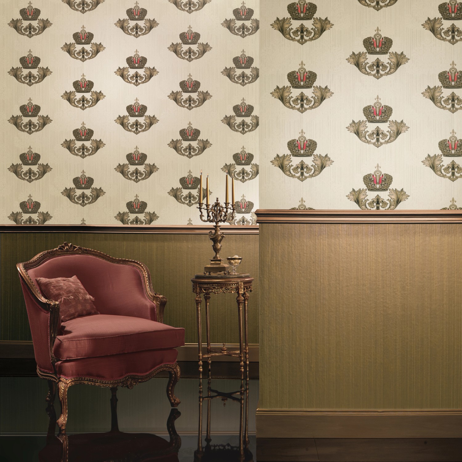 Glööckler Vliestapete Imperial Uni Streifen Creme im Raum mit Sessel und Beistelltisch.