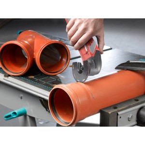 kwb Multi-Tool-Set im Einsatz: Multifunktionswerkzeug sägt Kunststoffrohr. Zubehör für Einhell & andere.