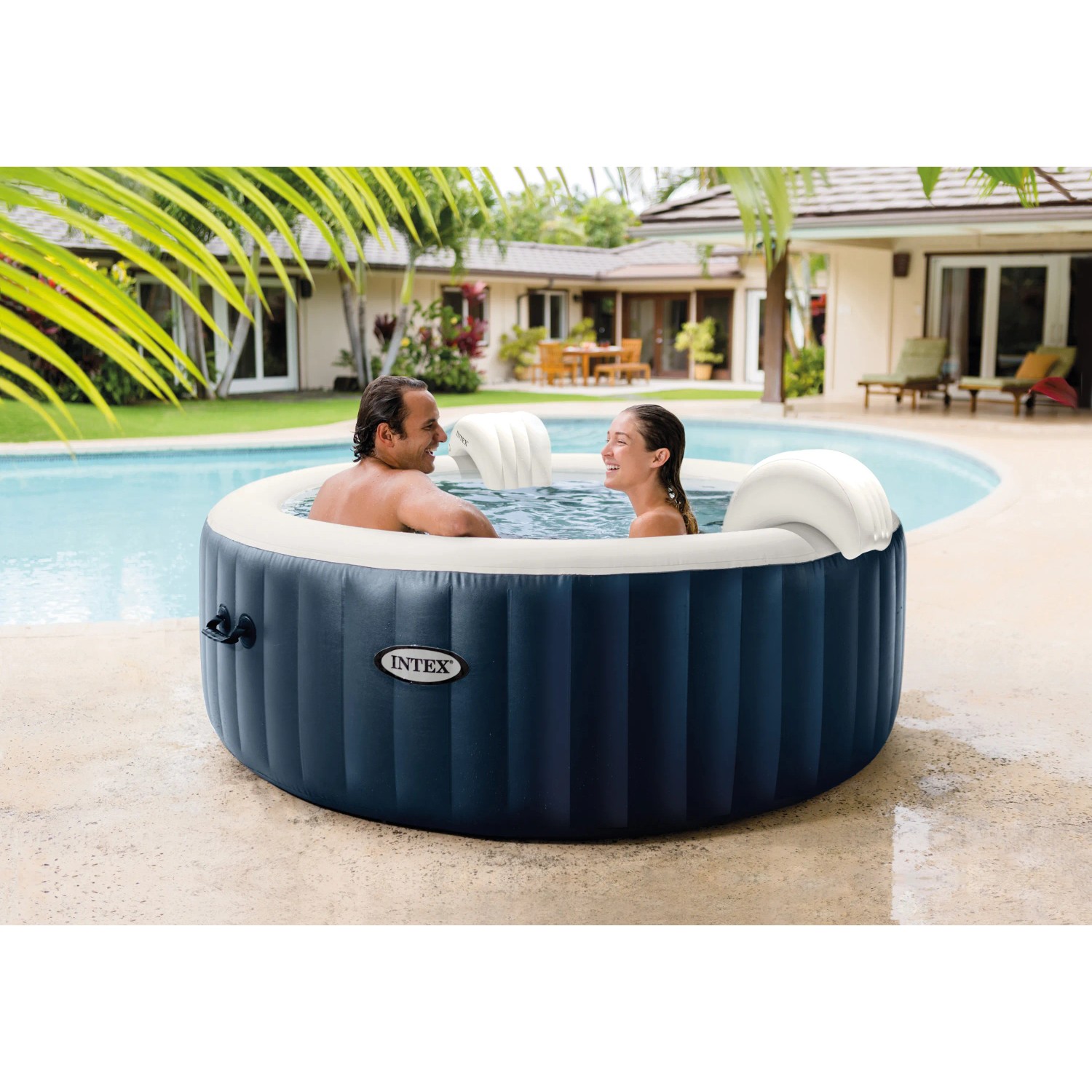 Intex PureSpa Plus aufblasbarer Whirlpool mit Personen im Garten.