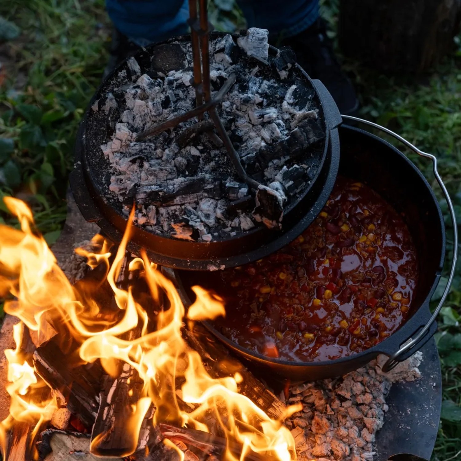 Petromax Dutch Oven FT9-T über offenem Feuer mit Chili. Gusseisen Topf mit Deckel und Henkel.