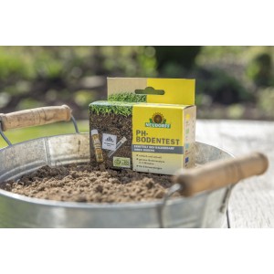 Neudorff PH-Bodentest-Set zur Kalkbedarfsermittlung im Eimer mit Erde.