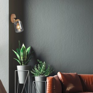 Brilo Wandleuchte Hema mit Rauchglas und Holzbasis, schwenkbar, E27 Fassung.