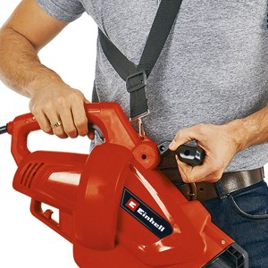 Einhell Elektro-Laubbläser GC-EL 3024 E in Nutzung mit Tragegurt. Laub saugen leicht gemacht.