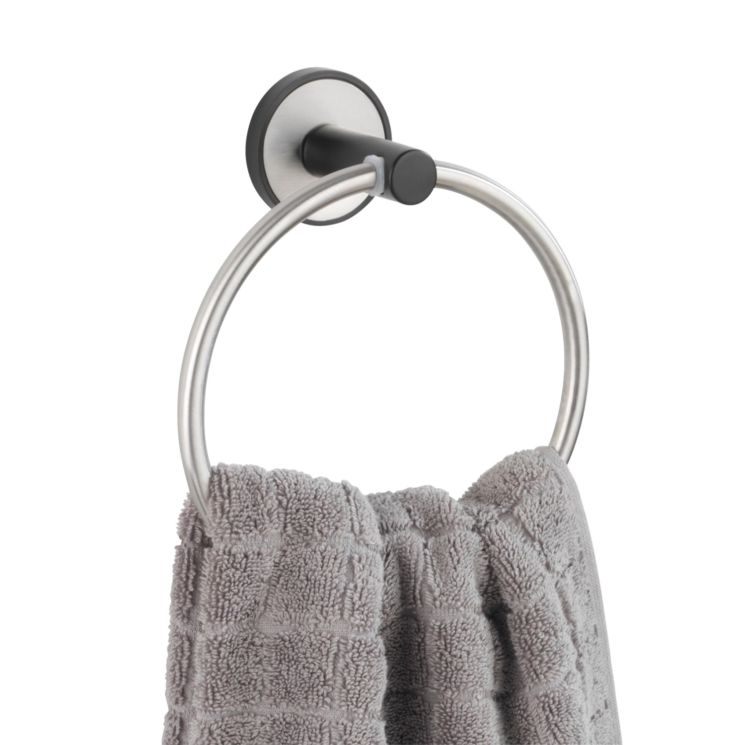 Wenko Handtuchring Udine aus Edelstahl, matt silber mit grauem Handtuch.