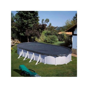 Graue Winterabdeckplane auf ovalem Stahlwandpool Bornholm im Garten.