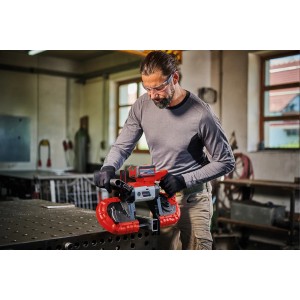 Einhell Akku-Bandsäge TE-MB 18/127 Li-Solo in Nutzung, rot/schwarz, für Metallarbeiten.