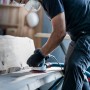 Mann schleift Holz mit Bosch Exzenterschleifer und Expert Netzschleifblatt M480 K180.