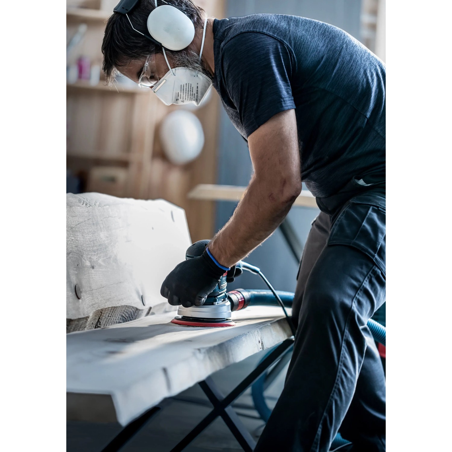 Mann schleift Holz mit Bosch Exzenterschleifer und Expert Netzschleifblatt M480 K180.