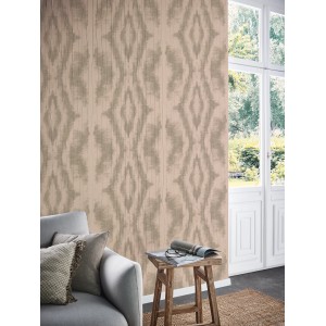 Braune Marburg Vliestapete mit 3D-Optik und geometrischem Crushed-Design im Wohnraum.