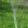 Gardena Schlauch-Regner, 15 m, in Betrieb auf Rasen. Bewässerung mit feinem Sprühregen.