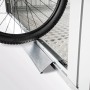 Biohort Bodenschwellenrampe für Gartenhaus: Fahrradreifen auf Rampe aus Metall.