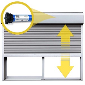 Sol Royal SolTec M13 Rohrmotor 50Nm am Rollladen mit Pfeilen für Auf- und Abwärtsbewegung.