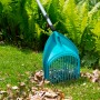 Gardena Combisystem Schaufel-Rechen zum Aufnehmen von Laub und Gartenabfällen.