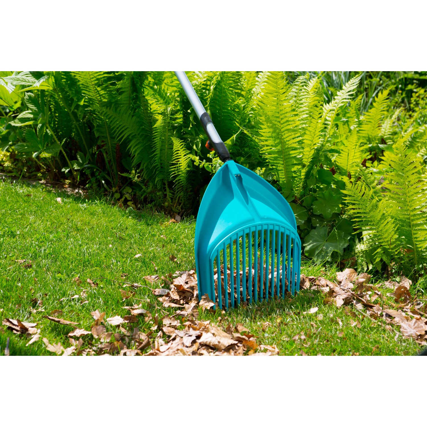Gardena Combisystem Schaufel-Rechen zum Aufnehmen von Laub und Gartenabfällen.