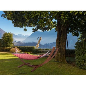 Axi Hängematte Hawaii Set mit Holzgestell (rot) im Garten mit Bergblick.