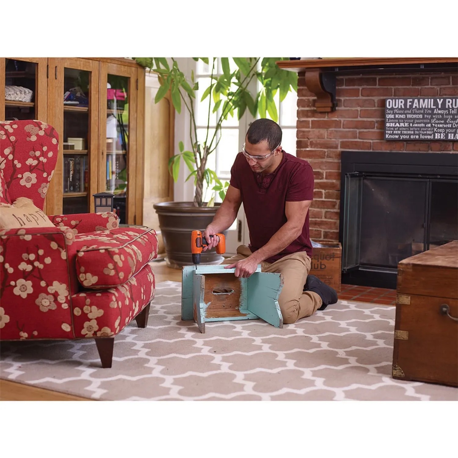 Mann schraubt mit Black+Decker Akku-Bohrschrauber BDCD8 an einem Hocker.