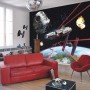 Zimmer mit Star Wars Fototapete Falcon (368x254 cm) mit Raumschiffen und Todesstern an der Wand.