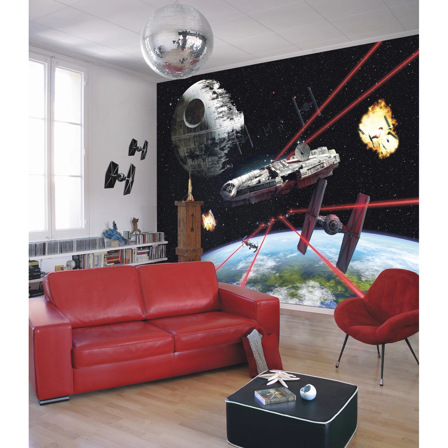 Zimmer mit Star Wars Fototapete Falcon (368x254 cm) mit Raumschiffen und Todesstern an der Wand.