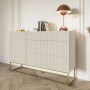 Modernes Selsey Veldio Sideboard, greige, mit geriffelten Fronten, 3 Schubladen und goldenen Beinen im Wohnzimmer.