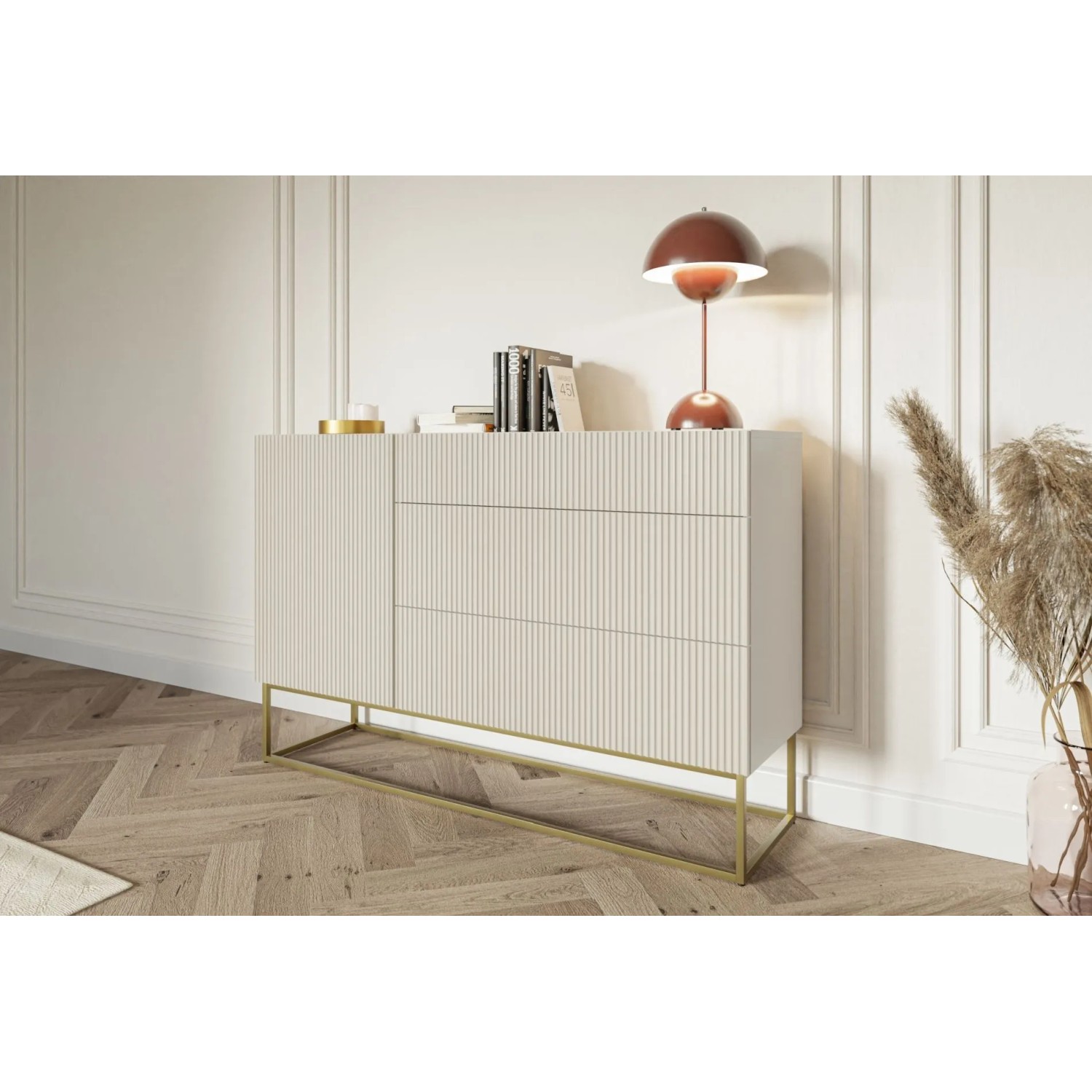 Modernes Selsey Veldio Sideboard, greige, mit geriffelten Fronten, 3 Schubladen und goldenen Beinen im Wohnzimmer.