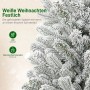 Verschneiter künstlicher Weihnachtsbaum mit dichten, gefrosteten Zweigen. Festliche Weihnachtsdekoration für weiße Weihnachten.