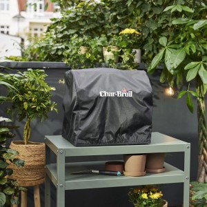 Schwarze Char-Broil Wetterschutzhaube für Patio Bistro Cube E Grill auf einem Tisch.