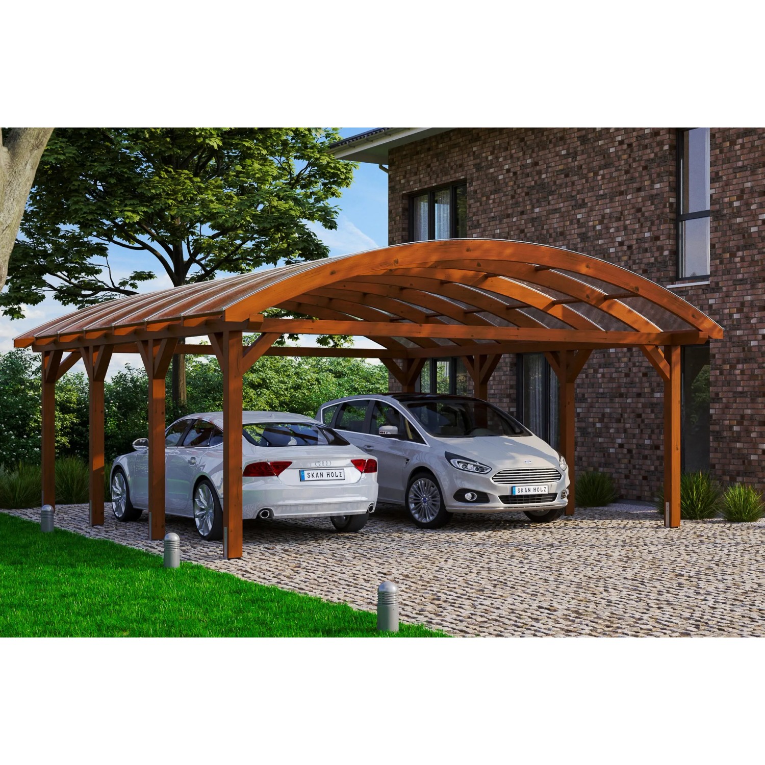 Skan Holz Doppelcarport Franken Nussbaum mit zwei geparkten Autos unter dem Carport.