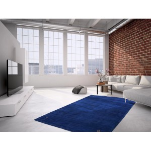 Blauer Wollteppich Gloria, 200x290 cm, handgewebt, in modernem Wohnzimmer.