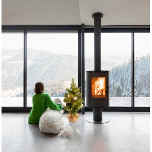 Dekorativer LED-Weihnachtsbaum (70 cm) von Näve neben Kamin und Frau mit Hund.