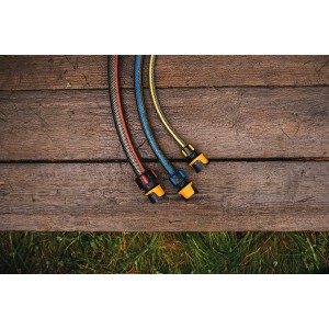 Fiskars Schlauchkupplungen mit farbigen Markierungen auf Holz und Gras. Sprinkler-System Zubehör.