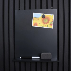 Schwarze Denpanels Magnettafel mit Ablage, Stift, Schwamm und Foto an Akustikpaneel.
