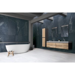 Badezimmer mit dunklen Feinsteinzeug Bodenfliesen Nero, 60x60 cm, und weißer Badewanne.