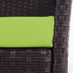Detailaufnahme der MCW Gartenbank Hamar: braunes Poly-Rattan, grünes Kissen.