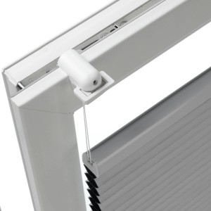 Detailaufnahme: Weißer Schöner Wohnen Klemmträger für Plissees am Fenster.