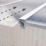 Detailaufnahme der weißen Palram Olympia Terrassenüberdachung mit klaren Doppelstegplatten.
