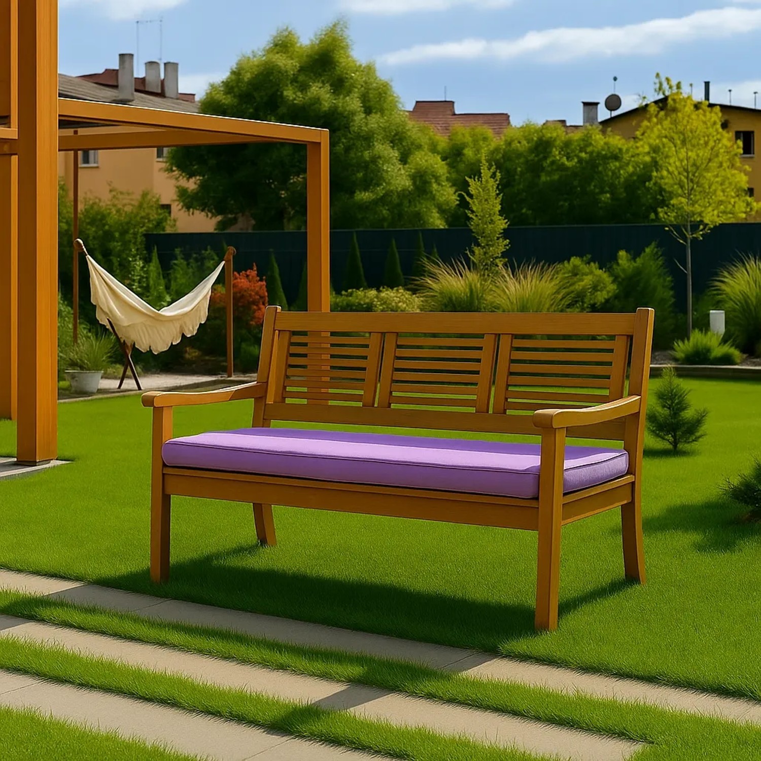 Lila Setgarden Gartenbank Kissen (110x50) auf Holzbank im Garten.