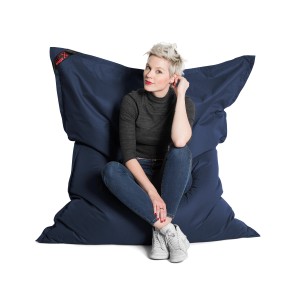 Frau sitzt auf blauem Sitting Point Sitzsack Big Foot Scuba. Bequemer Indoor & Outdoor Sitzsack.