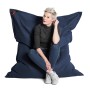 Frau sitzt auf blauem Sitting Point Sitzsack Big Foot Scuba. Bequemer Indoor & Outdoor Sitzsack.