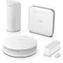 Bosch Smart Home Starter-Set Sicherheit II: Controller, Rauchmelder, Bewegungsmelder und Tür-/Fensterkontakt.