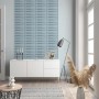 Blau gemusterte Marburg Vliestapete Shades Iconic 9 im modernen Wohnraum.