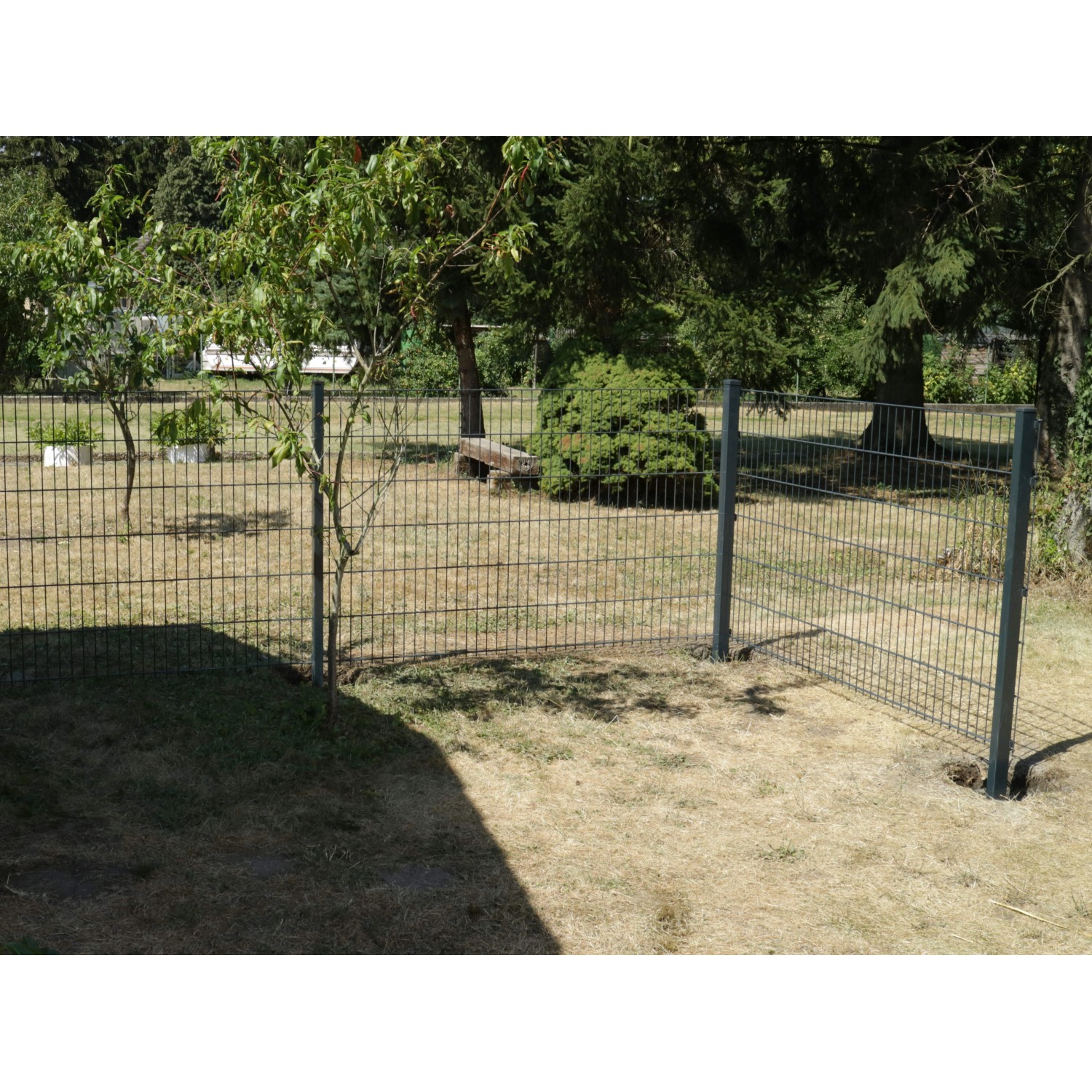 Doppelstabmattenzaun aus verzinktem Metall, 83x201 cm, zur Grundstückseinzäunung.