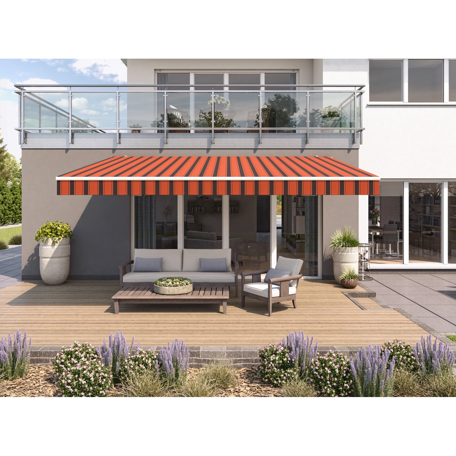 Wismar Gelenkarmmarkise Classic, 300x200 cm, orange-braun, montiert an Hauswand über Terrasse.