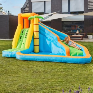 Home Deluxe Hüpfburg Vivi mit Rutsche und Gebläse im Garten mit spielendem Kind.