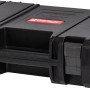 Schwarzer Qbrick System Pro Werkzeugkoffer mit roten Verschlüssen, ideal für Elektrowerkzeuge.