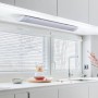 Weiße Eglo LED Unterbauleuchte Expert Sicciarotta, 60 cm, montiert unter einem Küchenschrank.