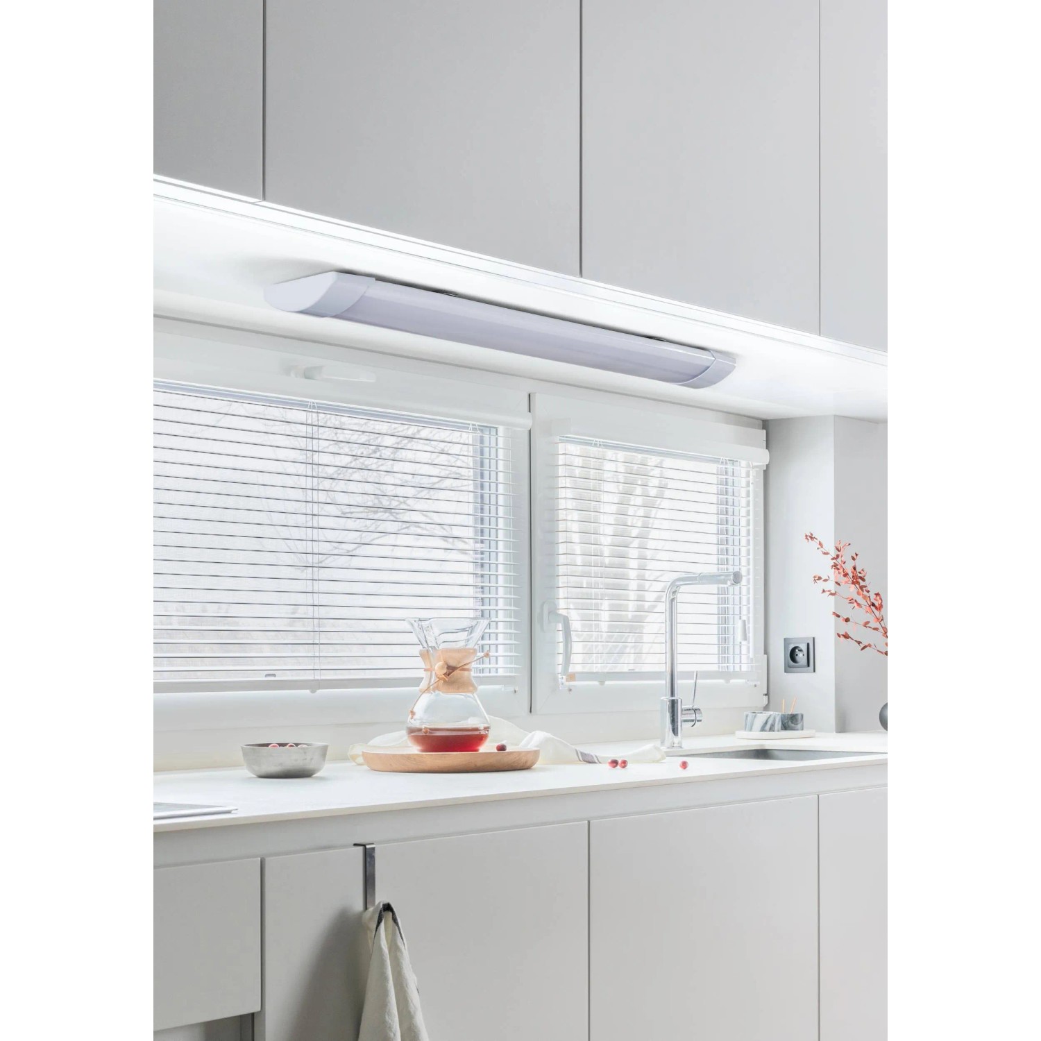 Weiße Eglo LED Unterbauleuchte Expert Sicciarotta, 60 cm, montiert unter einem Küchenschrank.